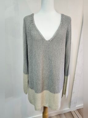 Smart Set Women's V-Neck Knit Sweater in Light Gray and Cream